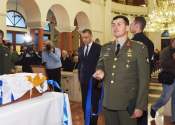Συγκίνηση στην τελετή επαναπατρισμού των οστών του ταγματάρχη Κατσάνη από την Κύπρο (φωτο)