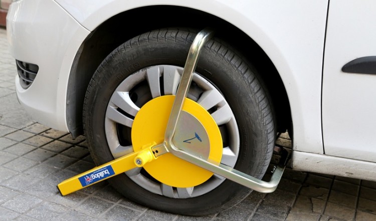 Θεσσαλονίκη: Με δαγκάνες θα μετακινούνται όσοι παρκάρουν σε ράμπες ΑμεΑ