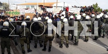 Επεισόδια και χημικά σε πορεία 2.000 αιτούντων άσυλο στη Μυτιλήνη