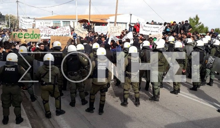 Επεισόδια και χημικά σε πορεία 2.000 αιτούντων άσυλο στη Μυτιλήνη