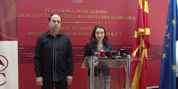 Σκόπια: Η υπουργός διατηρεί την πινακίδα «Δημοκρατία της Μακεδονίας» παρά τις αντιδράσεις (βίντεο)