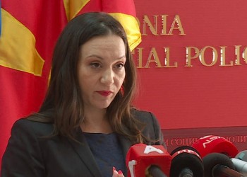 Τέλος η υπουργός που έγινε είδηση λόγω της πινακίδας με το «Δημοκρατία της Μακεδονίας»