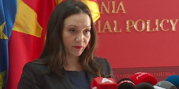 Τέλος η υπουργός που έγινε είδηση λόγω της πινακίδας με το «Δημοκρατία της Μακεδονίας»