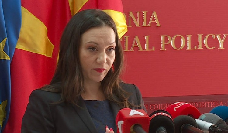 Τέλος η υπουργός που έγινε είδηση λόγω της πινακίδας με το «Δημοκρατία της Μακεδονίας»