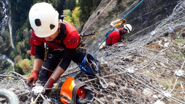 Πώς έγινε η στερέωση των βράχων πάνω από την Παναγία Σουμελά στον Πόντο (βίντεο)