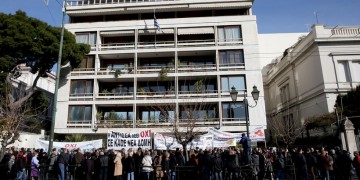 Συγκέντρωση διαμαρτυρίας για το Προσφυγικό έξω από το υπουργείο Εσωτερικών