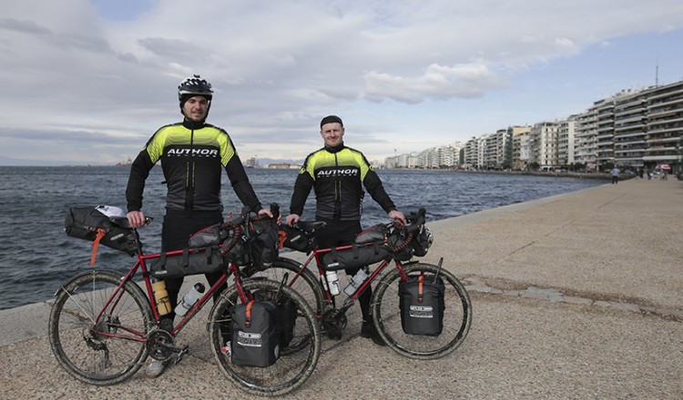 Από την Αθήνα ως το Τόκιο με ποδήλατο για να δουν τους Ολυμπιακούς Αγώνες