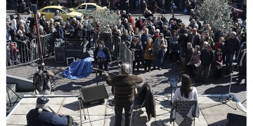 Τσικνοπέμπτη: Με γλέντι στη Βαρβάκειο κι εθιμικό δρώμενο από τον βόρειο Έβρο γιόρτασε η Αθήνα