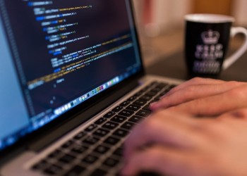 Πουλούσαν δήθεν τεχνική υποστήριξη, έκλεβαν τραπεζικούς κωδικούς