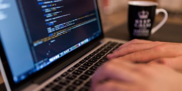 Πουλούσαν δήθεν τεχνική υποστήριξη, έκλεβαν τραπεζικούς κωδικούς