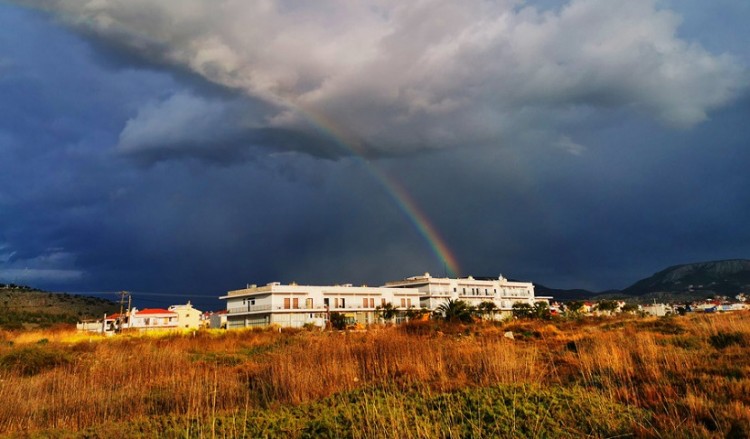 Μικρή άνοδος θερμοκρασίας και τοπικές βροχές σήμερα