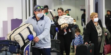 Σε κατ’ οίκον περιορισμό όσοι φτάνουν αεροπορικώς από το εξωτερικό