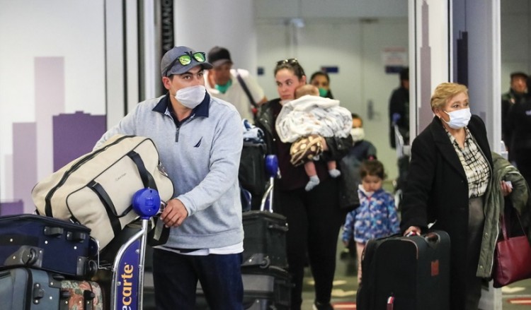 Σε κατ’ οίκον περιορισμό όσοι φτάνουν αεροπορικώς από το εξωτερικό