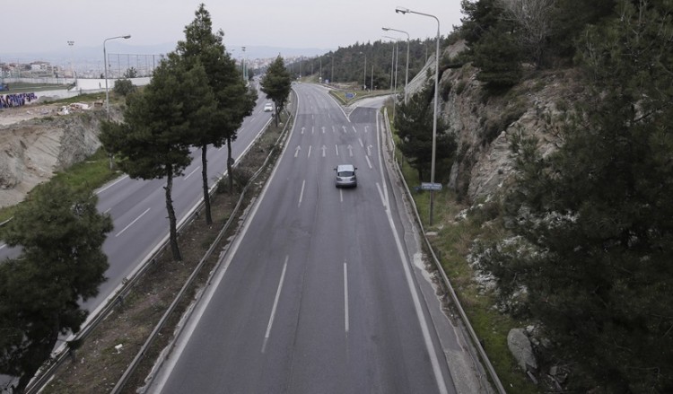 Με ελικόπτερα, drone, μπλόκα σε διόδια και αυτόφωρο ο έλεγχος απαγόρευσης της κυκλοφορίας