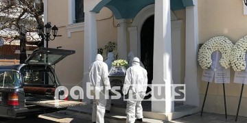 Κορονοϊός: Με προστατευτικά μέτρα η κηδεία του πρώτου νεκρού της επιδημίας
