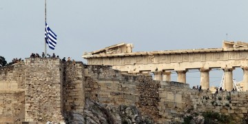 Μεσίστια η σημαία στην Ακρόπολη την Τετάρτη, ημέρα της κηδείας του Μανώλη Γλέζου
