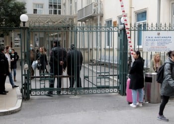 Με κορονοϊό γυναίκα από τη δομή φιλοξενίας στη Ριτσώνα που γέννησε στο «Αλεξάνδρα»