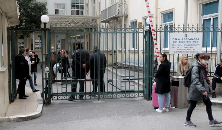 Με κορονοϊό γυναίκα από τη δομή φιλοξενίας στη Ριτσώνα που γέννησε στο «Αλεξάνδρα»