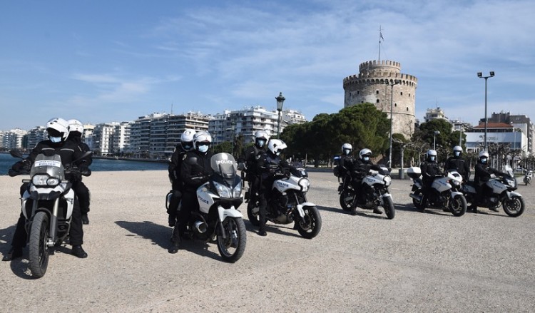 Περιπολίες με μεγάφωνα από την αστυνομία για τις δημόσιες συναθροίσεις