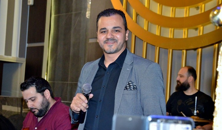 Βασίλης Τοπαλίδης: Ένας ανερχόμενος, πολλά υποσχόμενος τραγουδιστής (βίντεο)