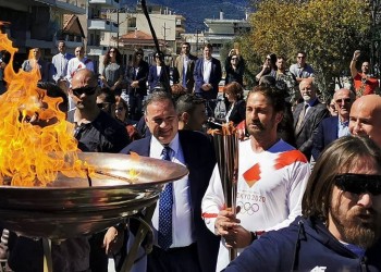 Ο Τζέραρντ Μπάτλερ λαμπαδηδρόμος στη Σπάρτη, με πλήθος κόσμου! (φωτο, βίντεο)