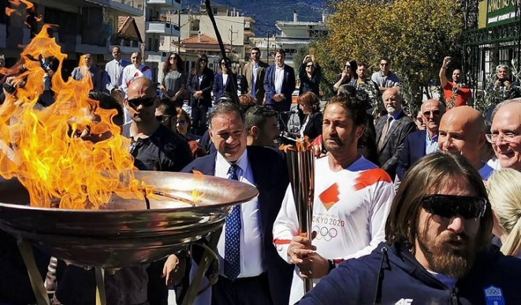 Ο Τζέραρντ Μπάτλερ λαμπαδηδρόμος στη Σπάρτη, με πλήθος κόσμου! (φωτο, βίντεο)