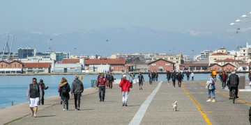 Θεσσαλονίκη: Γεμάτη κόσμο η παραλία παρά τις συστάσεις για περιορισμό των μετακινήσεων λόγω κορονοϊού