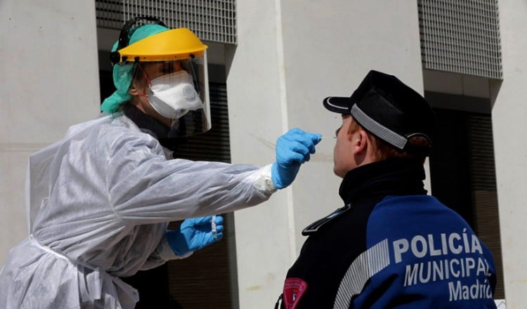 Πάνω από 990.000 νεκροί από τη νόσο Covid-19