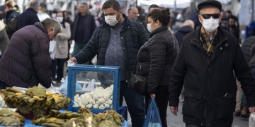 Τουρκία: Η κυβέρνηση απειλεί πως θα δημεύσει εργοστάσια εάν δεν πουλήσουν τις μάσκες προστασίας στη χώρα