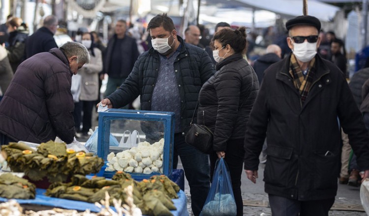 Τουρκία: Η κυβέρνηση απειλεί πως θα δημεύσει εργοστάσια εάν δεν πουλήσουν τις μάσκες προστασίας στη χώρα