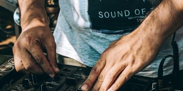 «Μένουμε σπίτι» στην Κατερίνη: Στα μπαλκόνια βγαίνουν το Σάββατο οι DJs της Πιερίας!