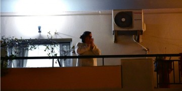 Οι Έλληνες βγήκαν στα μπαλκόνια και χειροκρότησαν γιατρούς και νοσηλευτές για τη μάχη με τον κορονοϊό (βίντεο)