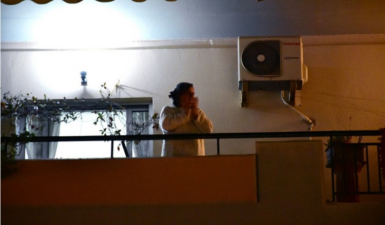 Οι Έλληνες βγήκαν στα μπαλκόνια και χειροκρότησαν γιατρούς και νοσηλευτές για τη μάχη με τον κορονοϊό (βίντεο)