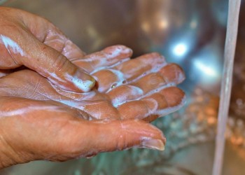 Αντισηπτικά: Κατατέθηκε στη Βουλή η τροπολογία για την παραγωγή τους