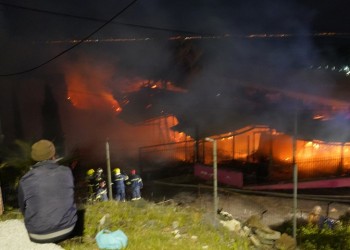 Μυτιλήνη: Ταυτοποιήθηκαν οι δράστες εμπρησμού δομής ψυχαγωγίας προσφύγων στον Καρά Τεπέ