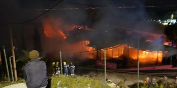 Μυτιλήνη: Ταυτοποιήθηκαν οι δράστες εμπρησμού δομής ψυχαγωγίας προσφύγων στον Καρά Τεπέ