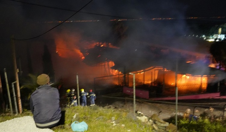 Μυτιλήνη: Ταυτοποιήθηκαν οι δράστες εμπρησμού δομής ψυχαγωγίας προσφύγων στον Καρά Τεπέ