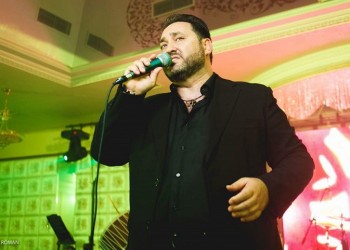 Ο Δημήτρης Καρασαββίδης διασκέδασε τους θαυμαστές του από το μπαλκόνι του (βίντεο)