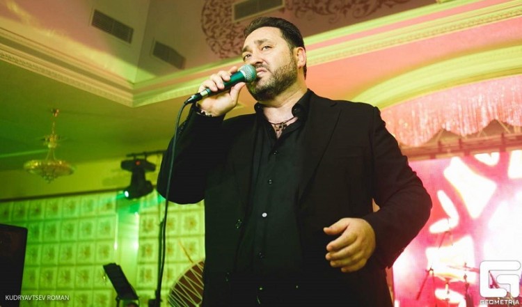 Ο Δημήτρης Καρασαββίδης διασκέδασε τους θαυμαστές του από το μπαλκόνι του (βίντεο)