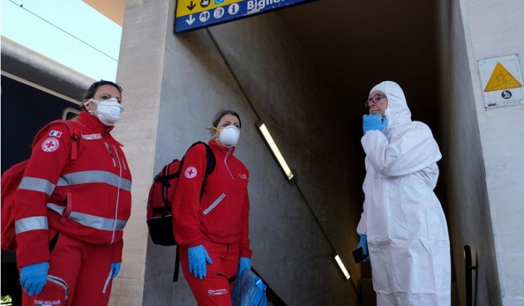 «Στο Μιλάνο ο κορονοϊός προκάλεσε εξαπλάσιο αριθμό νεκρών από ό,τι ο Β΄ Παγκόσμιος Πόλεμος»