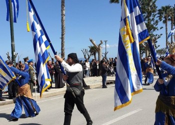 Με 12 ελληνικές σημαίες στα χέρια παρήλασαν τα μέλη του Συλλόγου Ποντίων Κω «Ο Ξενιτέας»