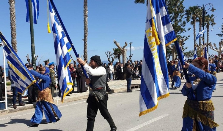 Με 12 ελληνικές σημαίες στα χέρια παρήλασαν τα μέλη του Συλλόγου Ποντίων Κω «Ο Ξενιτέας»