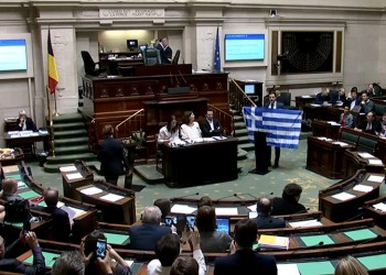 Βέλγος βουλευτής σήκωσε την ελληνική σημαία μέσα στο Κοινοβούλιο (βίντεο)