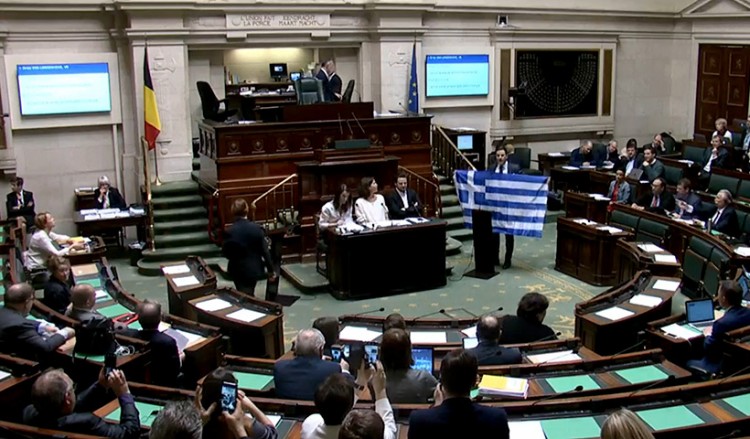 Βέλγος βουλευτής σήκωσε την ελληνική σημαία μέσα στο Κοινοβούλιο (βίντεο)
