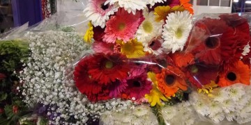 Ανθοδέσμες για τους ανθρώπους που βρίσκονται στην πρώτη γραμμή κατά της πανδημίας