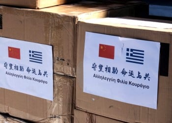 Ο Βασίλης Κικίλιας παρέλαβε 50.000 μάσκες από την πρέσβειρα της Κίνας