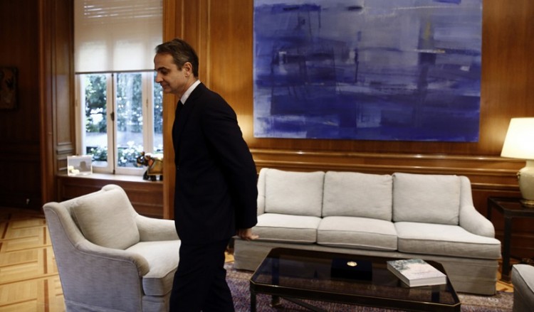 Ο Μητσοτάκης ενημερώνει τους πολιτικούς αρχηγούς για τα εθνικά θέματα