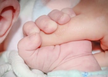 Γεννήθηκε και δεύτερο υγιές παιδί από μητέρα θετική στον κορονοϊό