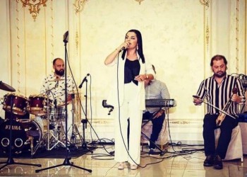 Η Δήμητρα Παπαγερίδου μένει σπίτι και προσφέρει ποντιακή μουσική σε όλους (βίντεο)