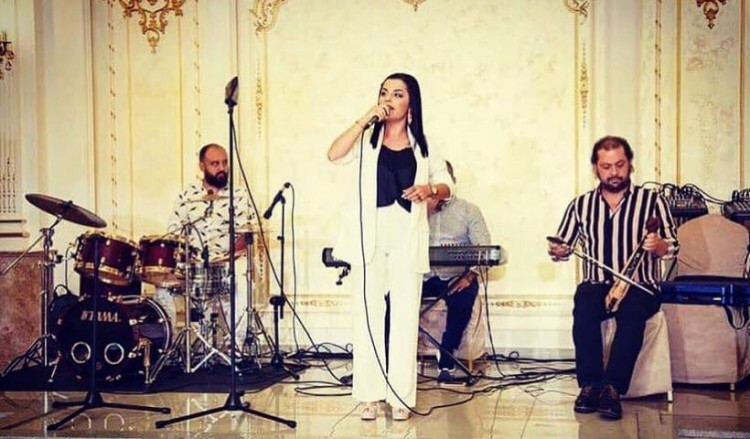 Η Δήμητρα Παπαγερίδου μένει σπίτι και προσφέρει ποντιακή μουσική σε όλους (βίντεο)